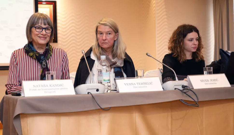 Zagreb, 20.12.2018 - Na konferenciji za medije Inicijativa za REKOM i Documenta  Centar za suočavanje s proloću predstavili su "Mapu rtava ratova 1991.  2001. na području nekadanje SFRJ". Na fotografiji Nataa Kandić osnivačica Fonda za humanitarno pravo Beograd, Vesna Terelić voditeljica Documente, Nives Jozić, koordinatorica istraivanja ljudskih gubitaka u Documenti.foto HINA/ Admir BULJUBAIĆ/ abu