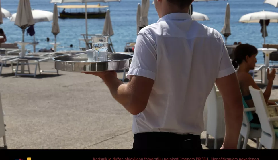 Konobari u ugostiteljskim objektima na moru 07.07.2018., Opatija - Konobar u ugostiteljskom objektu na moru. 

Photo: Goran Kovacic/PIXSELL