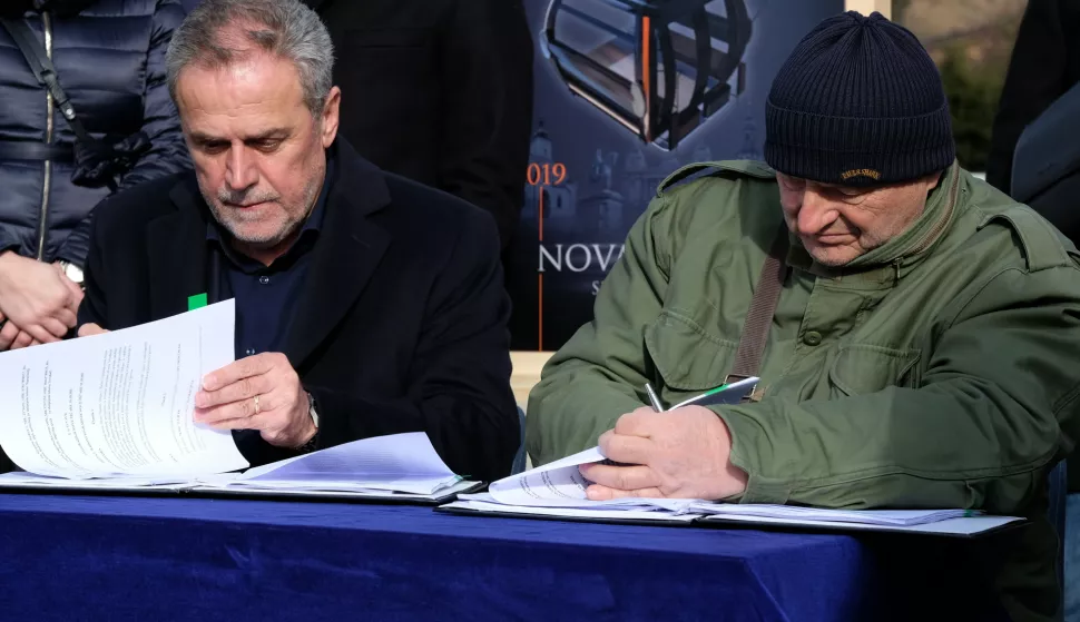 Zagreb, 16.01.2019. - Potpisivanje ugovora s izvođačima radova na projektu Žičara Sljeme, jednom od najvećih projekata u zadnjih nekoliko desetljeća u Zagrebu. Ugovor su potpisali gradonačelnik Grada Zagreba Milan Bandić i direktor GIP Pionira Ranko Predović. 
Na fotografiji Milan Bandić, Ranko Predović.
foto HINA/ Edvard &Scaron;U&Scaron;AK/ es