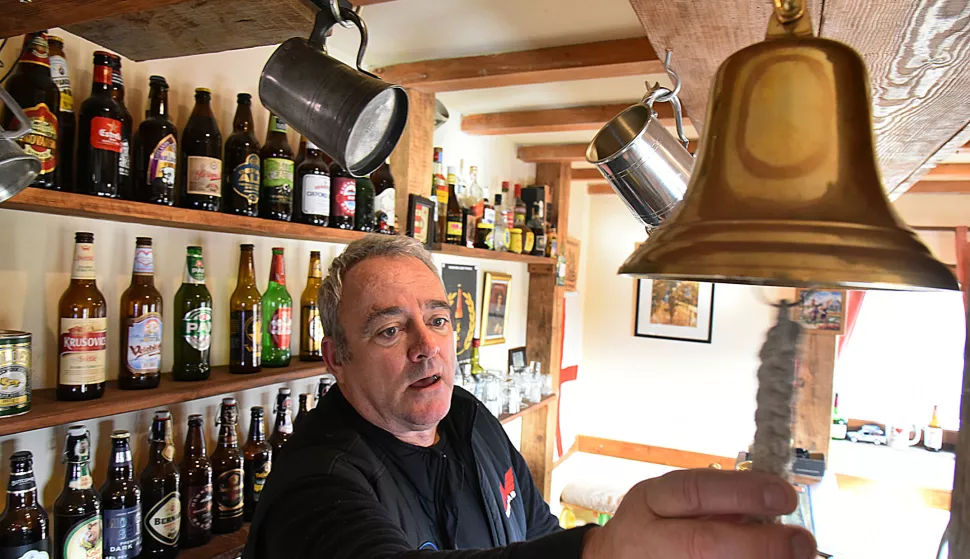 slavonija...andrijasevci...16.01.2019.steve gaunt (hrvatski englez, a i engleski hrvat) vec je 27 godina u hrvatskoj i ima brojnu obitelj u hrvatskoj; zivi u stanu u vinkovcima, a u andrijasevcima je kupio stari slavonski salas koji je godinama obnavljao i uredio u kako sam govori u &quot;englesko slavonski - pub salas&quot; naziva bijeli vepar;foto Gordan Panić