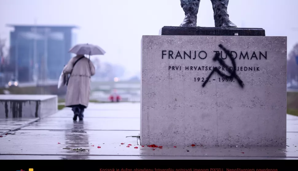 06.01.2019., Zagreb - Na nedavno postavljenom spomeniku dr. Franji Tudjmanu preko natpisa Franjo Tudjman, prvi hrvatski predsjednik, netko je sprejem nacrtao srp i cekic - simbol proleterske solidarnosti koji je s vremenom postao jedan od prepoznatljivih simbola komunizma. 
Photo: Igor Soban/PIXSELL