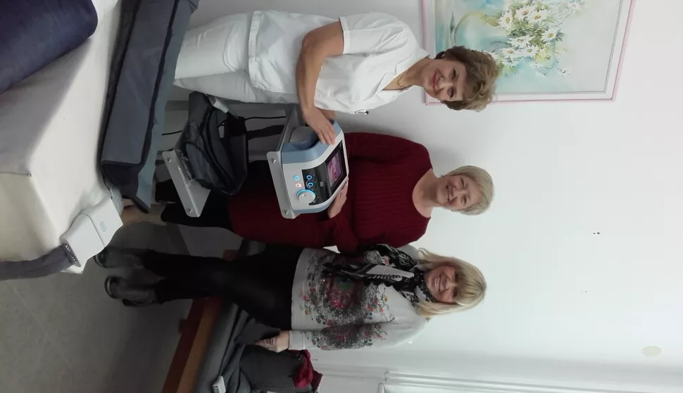 Bizovac, pročelnica dr.Mira Kadojić (prva s lijeva) kraj novog uređaja vrijednog 40.000 kuna, siječanj 2019.