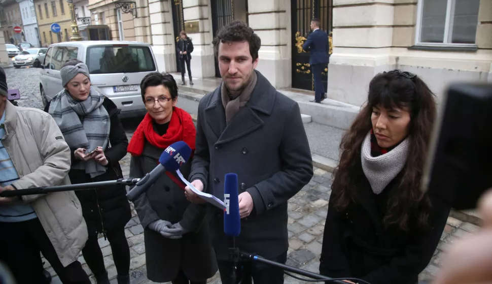 Zagreb, 30.01.2019 - Udruga U ime obitelji odrala je konferenciju za novinare ispred Hrvatskog sabora. Na fotografiji Ivan Munjin (C).foto HINA/Denis CERIĆ /dc