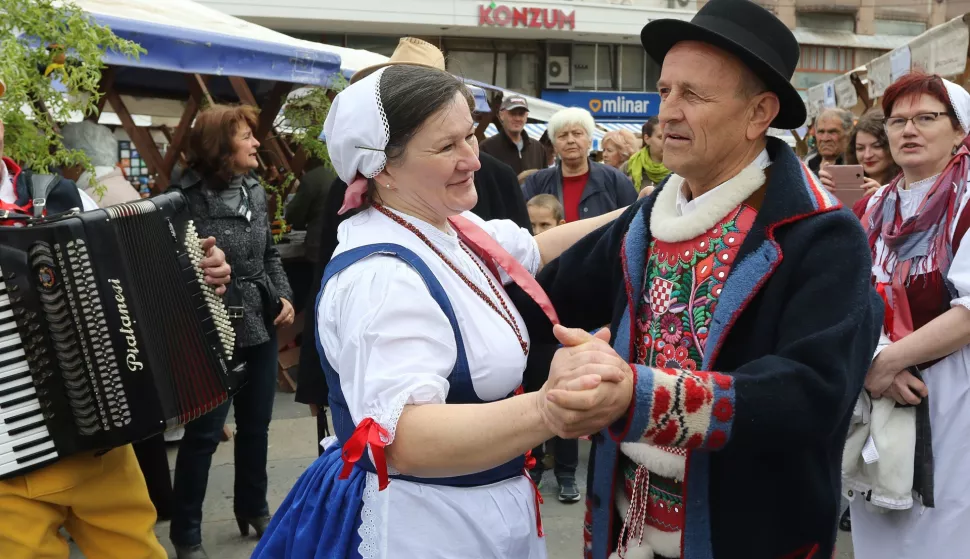 OSIJEK, 08. 04. 2017, TRG ANTE STARČEVIĆA. MANIFESTACIJA ARENA JAJA BOJAMA GRADA, PREDSTAVALJAJU SE MANJINSKE UDRUGE.... 
snimio GOJKO MITIĆ