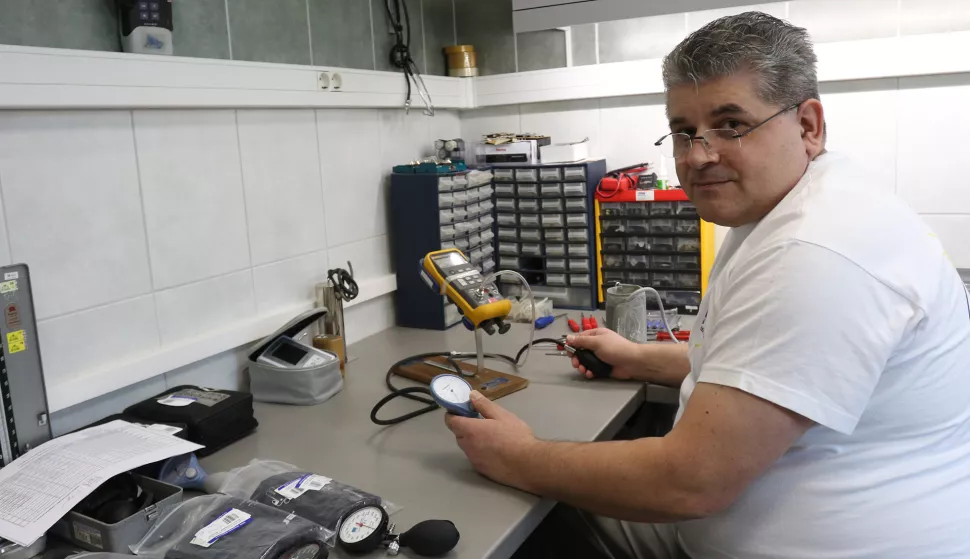 OSIJEK, 15. 02. 2019, OTOS, JEDINI MAJSTOR ZA BADARENJE TLAKOMJERA, OD OSIJEKA DO ZAGREBA. MAJSTOR ZA BADARENJE TRAKOMJERA.
snimio GOJKO MITIĆ