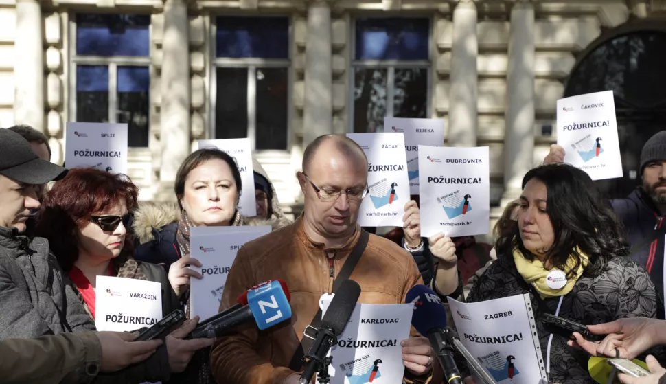 Zagreb, 16.2.2019.- Udruge Franak odrala je ispred Vrhovnog suda RH konferenciju za novinare na kojoj su uputiti apel i pournicu Vrhovnom sudu da hitno donese potrebne odluke vezane za konvertirane kredite i za revizije banaka. Na slici Maja Gavran, Elvis Sudar i Iva Tadić.
foto HINA/ Tomislav PAVLEK/ ua