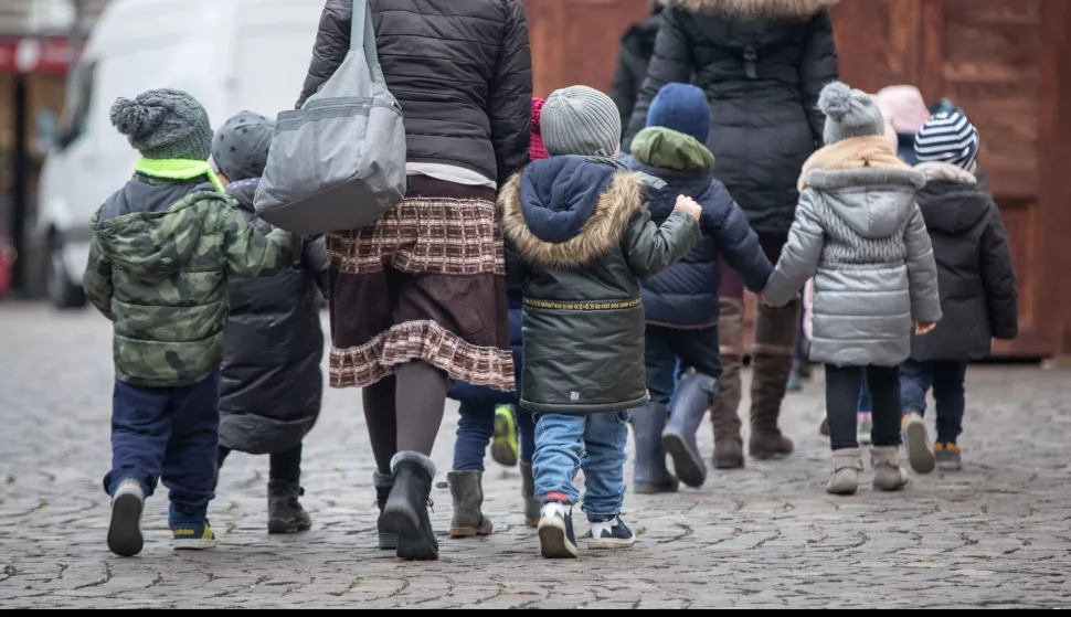 20 November 2018, Hessen, Frankfurt/Main: Children walk over the R&ouml;merberg with their carers. Photo: Frank Rumpenhorst/dpa /DPA/PIXSELL