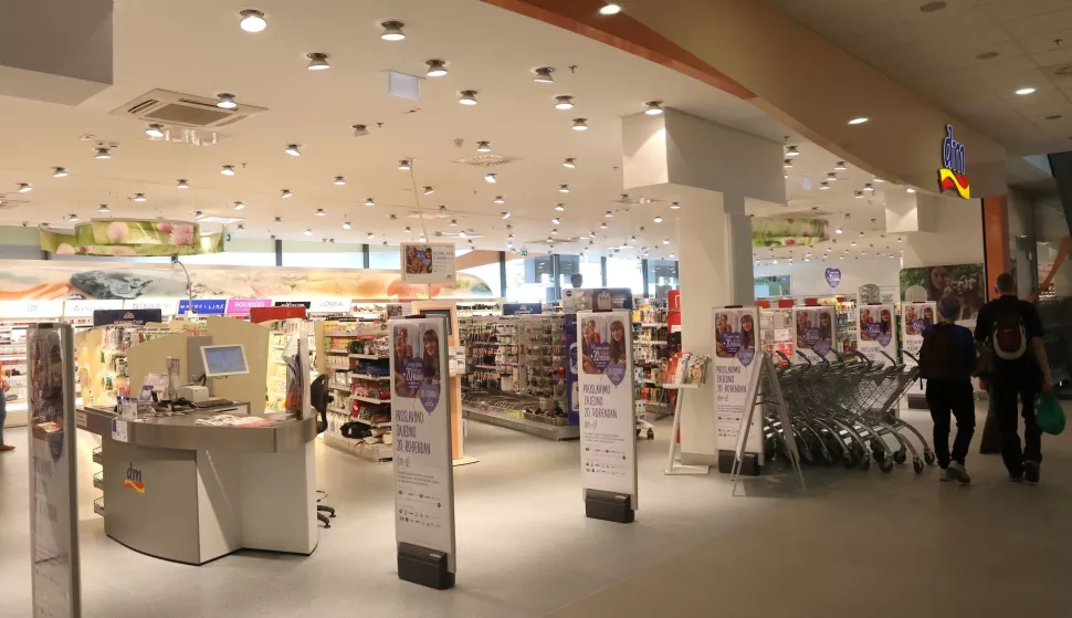 OSIJEK, 06. 05. 2016, KONZUM U SUPERU. OTVORENJE KONZUMA. I OSTALI ZAKUPCI U SUPERU, DM, PERFECTA DREAMS, GALILEO, T-COM...
snimio GOJKO MITIĆ