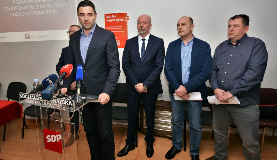 Otočac, 03.03.2019. - Predstavljanje SDP-ove poljoprivredne politike u stranačkim prostorijama u Otočcu. Na fotografiji Davor Bernardić i predstavnici stranačkog Savjeta za poljoprivredu Ante Pezo, Dražen Kurečić i Marinko Stojić.
foto HINA/ Mladen VOLARIĆ/ ml