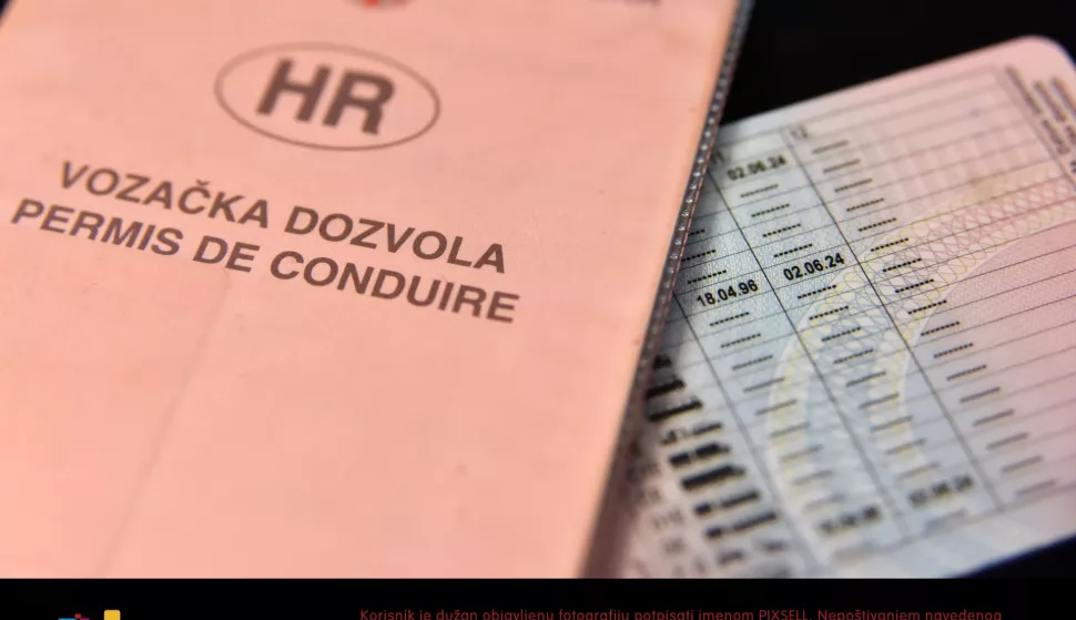 Stara i nova vozačka dozvola 31.01.2019., Sibenik - Stara i nova vozacka dozvola
Photo: Hrvoje Jelavic/PIXSELL