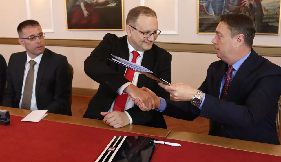 OSIJEK, 13. 03. 2019, TRG ANTE STARČEVIĆA 2, UPANIJA. DOUPAN GORAN IVANOVIĆ I BORIS RUNJE, DIREKTOR REGIONALNOG CENTRA ISTOČNE HRVATSKE (ZAGREBAČKA BANKA) POTPISALI SU UGOVOR O KREDITIRANJU SJETVE I STOČARSKE PROIZVODNJE.
snimio GOJKO MITIĆ