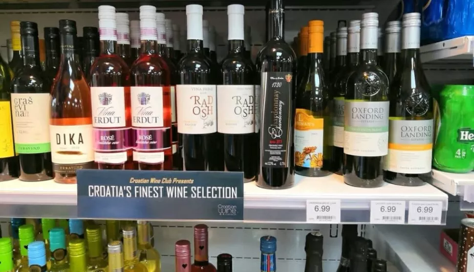 Vinarija Papak mlada je obiteljska vinarija, jedna od najmlađih u Slavoniji i Srijemu, čiji se vinogradi prostiru na položaju Rado&scaron;, najistočnijem vinorodnom položaju u Iloku i Hrvatskoj, tik uz obronke Fru&scaron;ke gore.