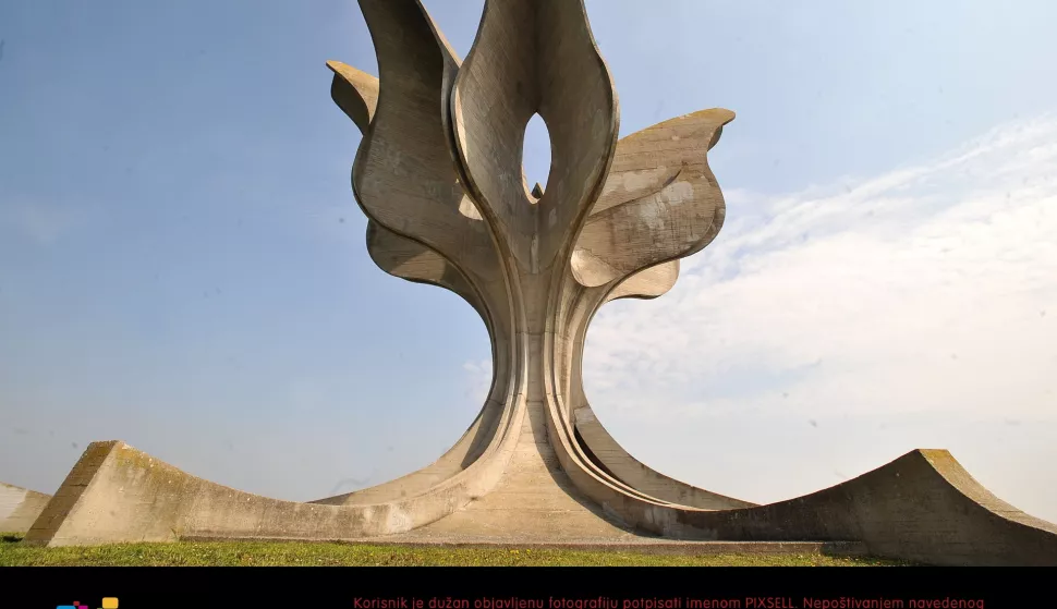 18.04.2010., Jasenovac - U Spomen podrucju Jasenovac kod spomenika Cvijet odrzala se komemoracija i polaganje vijenaca u znak sjecanja na 22. travnja 1945., dan proboja zatocenika iz ustaskog koncentracijskog logora Jasenovac 65. obljetnici uz nekoliko tisuca ljudi nazocili su i predsjednik Ivo Josipovic, premijerka Jadranka Kosor, Vladimir Seks i bivsi predsjednik Stjepan Mesic. 
Photo: Goran Stanzl/PIXSELL