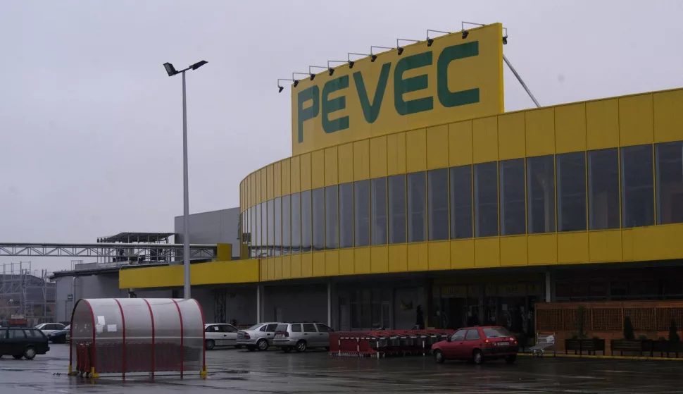 Osijek: 03.12.2009
Trgovina "Pevec" isključili su struju, radnici su zvali u zupaniju da upale struju na minimum radi alarma i videonadzora
Snimio: Josip eri