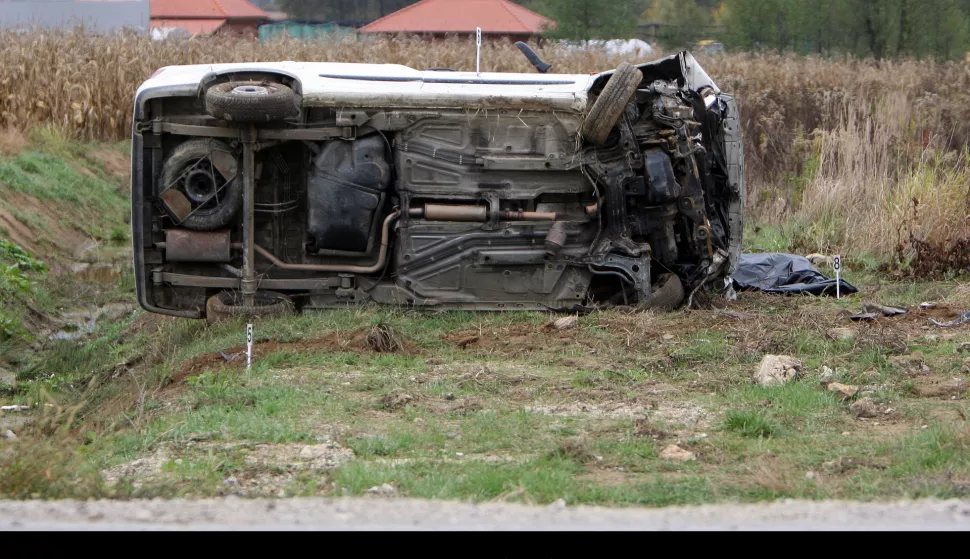 23.10.2008., Donja Bistra, Hrvatska - U prometnoj nesreci u Donjoj Bistri kod Zapresica u cetvrtak je oko 7 sati poginuo Zeljko S. (31). On je vozeci Volkswagen Caddy Krapinskom ulicom izletio s ceste pri cemu je smrtno stradao. Policija je pokraj automobila pronasla mrtvu srnu te pretpostavljaju da je vozac na nju naletio i izletio s ceste.
Photo: Dalibor Urukalovic/24sata