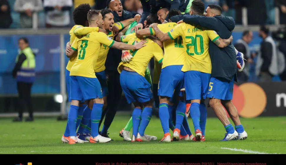 (SP)BRAZIL-PORTO ALEGRE-FOOTBALL-COPA AMERICA-QUARTERFINAL-BRA VS PAR (190628) -- PORTO ALEGRE, June 28, 2019 (Xinhua) -- Brazil's players celebrate after winning the Copa America 2019 quarterfinal match between Brazil and Paraguay in Porto Alegre, Brazil, on June 27, 2019. Brazil won 4-3 in penalty shoot-out. (Xinhua/Francisco Canedo) Photo: XINHUA/PIXSELL
