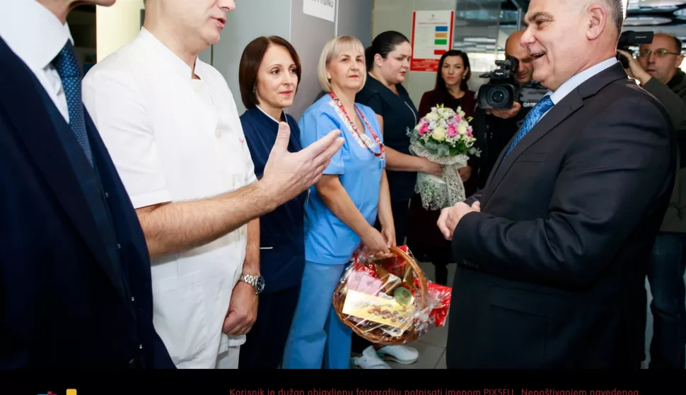 01.01.2020., Split - Zupan Blazenko Boban posjetio splitsko rodiliste gdje se tijekom noci rodila prva beba u Splitsko-dalmatinskoj zupaniji. Julije Mestrovic, doktor Deni Karelovic, sestre, Blazenko Boban. Photo: Milan Sabic/PIXSELL