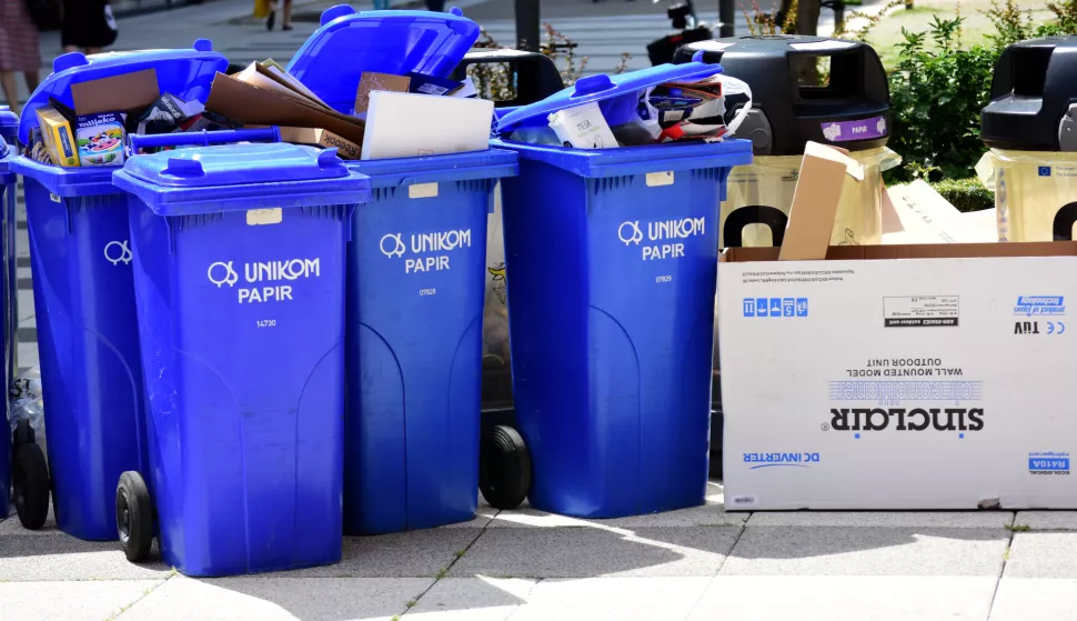OSIJEK- 22.07.2019., Trg Slobode, komunalni otpad, smeće, reciklaza, razvrstavanje komunalnog otpada, Unikom, papir, plave kante, slobodnjak.Foto: Andrea Ilakovac