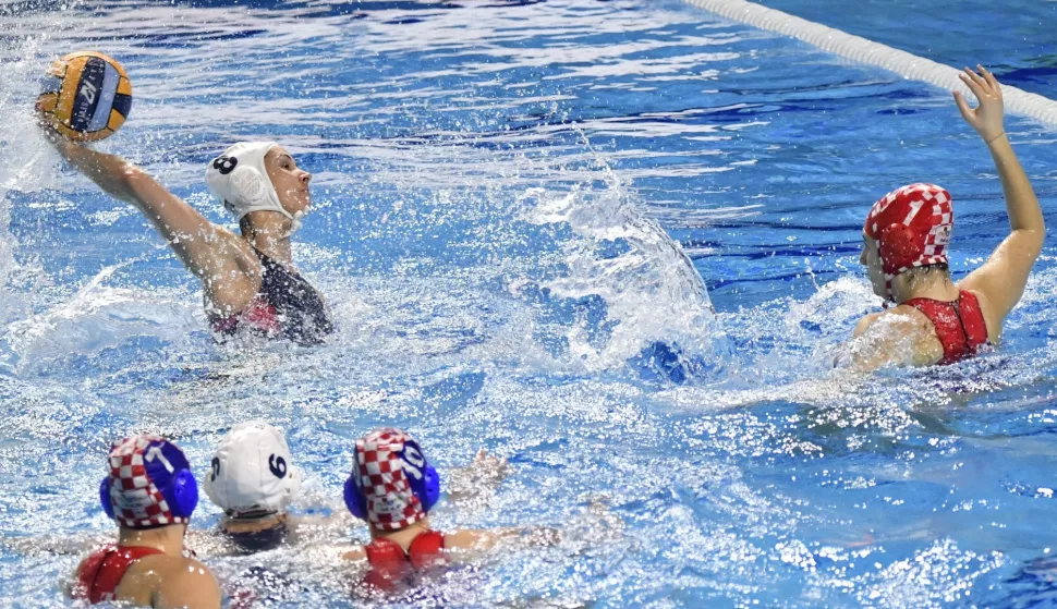 epa08123359 Goalie Alexandra Ratkovic (R) of Croatia defends against Rita Keszthelyi of Hungary during the women's European Water Polo Championship Group A first round match Hungary vs. Croatia in Budapest, Hungary, 12 January 2020. EPA/Zsolt Szigetvary HUNGARY OUT