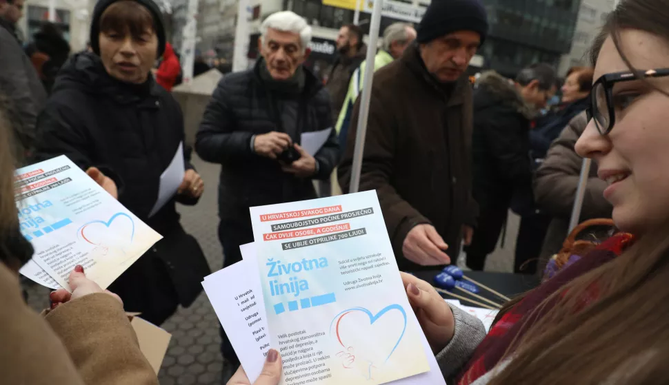 Zagreb, 20.01.2020. - Na ovogodinji Plavi ponedjeljak (Blue Monday), poznat u medijima i kao &quot;najdepresivniji dan u godini, Udruga ivotna linija organizirala je akciju informiranja građana o depresiji na Trgu bana Jelačića. foto HINA/ Lana SLIVAR DOMINIĆ/ lsd