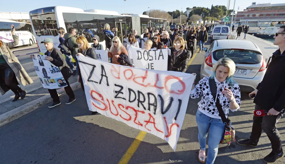 Split, 23.01.2020 - Mimohod za Filipa Zavadlava i njegove rtve pod nazivom "Pravda za sve, otpor sustavu". Okupljeni građani krenuli su od autobusnog kolodvora preko Rive do peruna, gdje su zapalili svijeće ubijenima Marinu Oiću Paiću, Jurici Torlaku i Marinu Bobanu, te počinitelju Filipu Zavadlavu.foto HINA/ Mario STRMOTIĆ/ ua