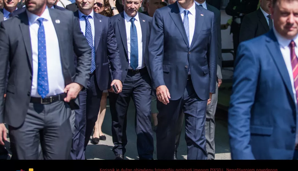 28.08.2019., Osijek - U naselju Brijest svecano je otkriven spomenika HRT-ovom snimatelju Zarku Kaicu koji je ubijen u Domovinskom ratu 28. kolovoza 1991. godine. Zupan Ivan Anusic, ministar branitelja Tomo Medved, predsjednik Vlade RH Andrej Plenkovic. Photo: Davor Javorovic/PIXSELL