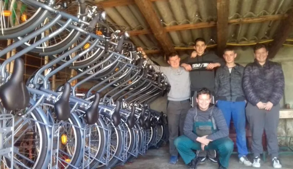 DONJI MIHOLJAC - Učenici koji su izradili držače za &scaron;kolske bicikle, snimljeno u veljači 2020. Ustupljena fotografija