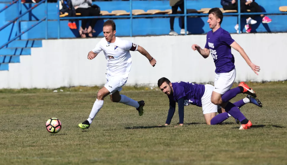 Kapetan ivanovačke Slavonije (bijeli) izmaknuo je nogometa&scaron;ima osječke Olimpije