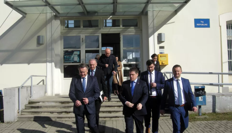 Sisak, 02.03.2020. - U Sisku je boravio ministar prometa i infrastrukture Oleg Butković (C) sa suradnicima, gdje je obi&scaron;ao obnovljeni željeznički kolodvor i razgovarao o ostvarenju prometnih projekata. foto HINA/ ml