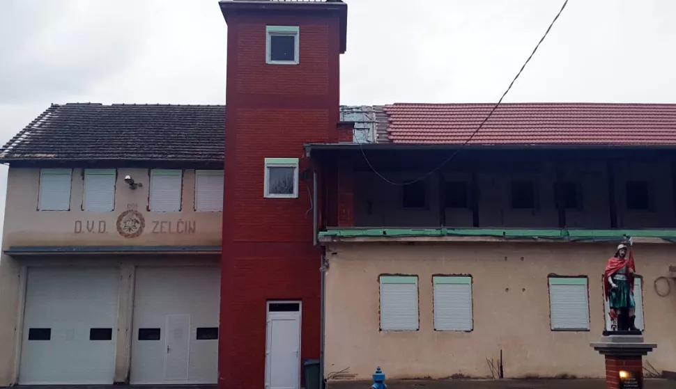Zelčin, biv&scaron;i izvođači na pola doma su postavili novo krovi&scaron;te, a drugu polovicu su ostavili, studeni 2019.