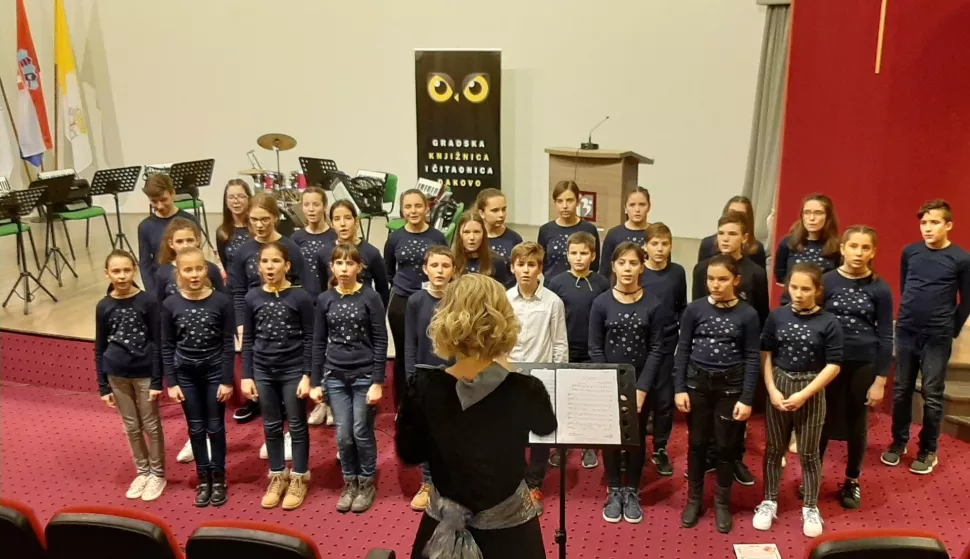 Zbor Osnovne glazbene &scaron;kole pri Osnovnoj &scaron;koli "Ivan Goran Kovačić" Đakovo i Belomanastirski ansambl harmonika priredili su Đakovčanima jedinstven glazbeni doživljaj u povodu Dana žena i 20. obljetnice đakovačke glazbene &scaron;kole