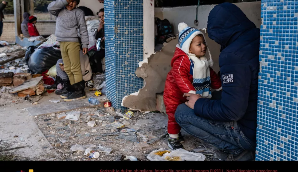 06 March 2020, Turkey, Edirne: Refugees seek refuge in an abandoned building. In view of the crush of thousands of migrants at the EU's external border between Greece and Turkey, the German government is counting on a united European response and more help for Turkey as well. Photo: Yasin Akgul/dpa /DPA/PIXSELL