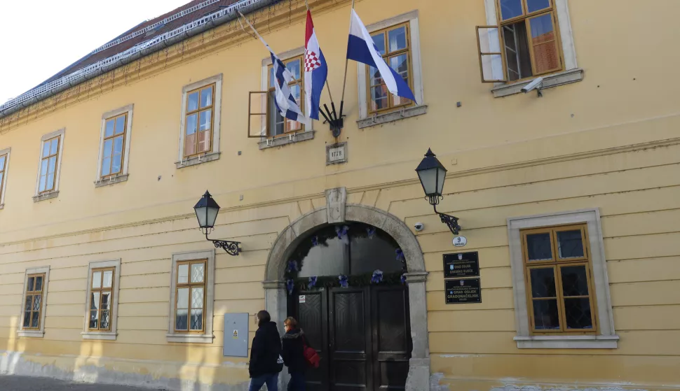 OSIJEK, 07. 01. 2020, KUHAČEVA 9, ZGRADA GRADSKE UPRAVE, ZASTAVE NA POLA KOPLJA.snimio GOJKO MITIĆ