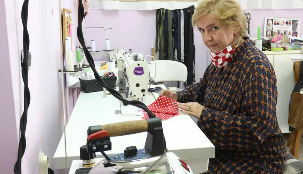 OSIJEK, 18. 03. 2020, SIJENJAK 21. GRETIN &Scaron;NAJDERAJ. GOSPOĐA MARTINA KREMSNER, VLANICA KROJAČKOG OBRTA IZRAĐUJE MASKE. KORONA VIRUS, COVID-19.snimio GOJKO MITIĆ