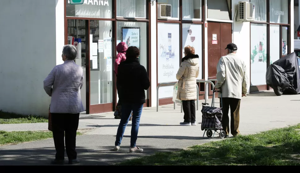 16.03.2020., Zagreb -Red ispred ljekarne zbog postivanja razmaka od 1 metra. Photo: Emica Elvedji/PIXSELL