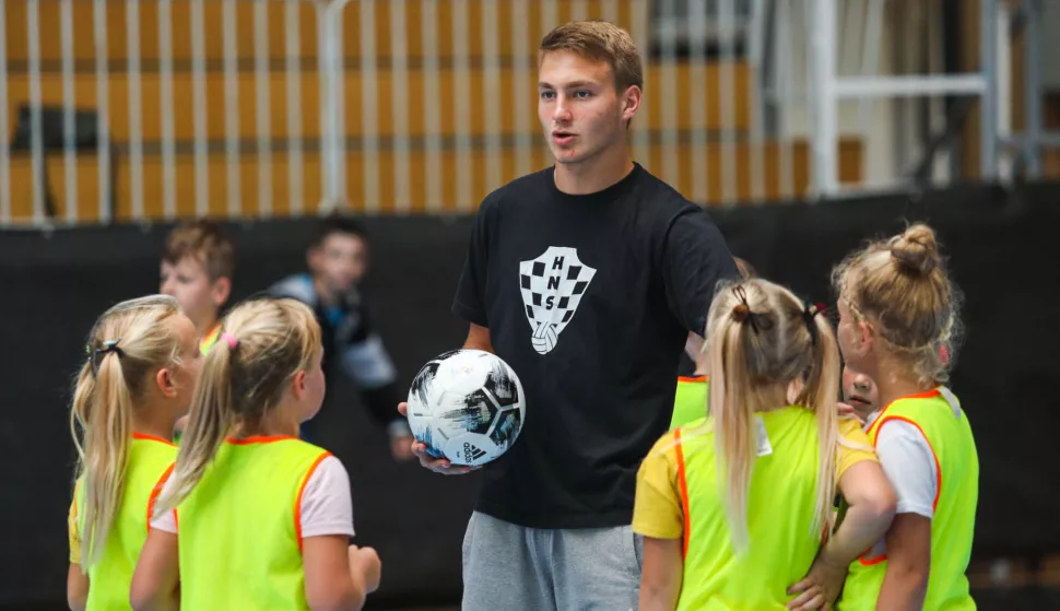 Toni Fruk prenosi znanja djeci iz, Našica