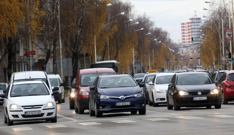 OSIJEK, 15. 12. 2017, VUKOVARSKA ULICA, RASKRIJE, PROMET, AUTOMOBILI, SEMAFOR. SLOBODNJAK.snimio GOJKO MITIĆ