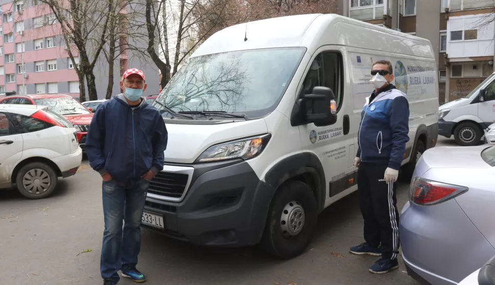 OSIJEK, 30. 03. 2020, SIJENJAK, VOLONTERI RIJEKA LJUBAVI, KOMBIJEM DOSTAVLJAJU SVOJIM KORISNICIMA POMOĆ. KORONA VIRUS, COVID-19.snimio GOJKO MITIĆ