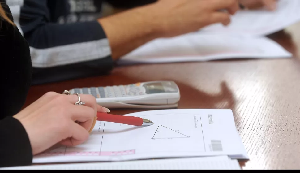 25.01.2010., Zagreb - Klaiceva, 5. gimnazija, simulacija drzavne mature. Ucenici rjesavaju drzavnu maturu. Jelena Kopcic rjesava maturu iz matematike, a Dario Pazin maturu iz geografije. Ilustracija. Photo: Goran Stanzl/PIXSELL