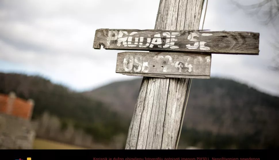 07.12.2015., Bjelolasica - Hrvatski olimpijski centar na Bjelolasici propada kao grad duhova cekajuci ulagaca koji ce ozivjeti ovo lijepo skijaliste i sportski centar. Uz Olimpijski centar prije desetak godina pocela je intenzivna gradnja nekretnina. Mnogi su htjeli sagraditi svoju zimsku oazu neposredno uz skijaske staze, dok su drugi gradnju kuca i apartmana htjeli iskoristiti kao dobru poslovnu priliku za turizam. Danas su i ti objekti pusti te se prodaju. Otkad je izgorio restoran u kompleksu sportskog centra citavo selo je utihnulo, a mjestani koji su radili u centru ostali su bez posla. HOC Bjelolasica u stecaju je trenutno u 7. krugu prodaje putem javne drazbe. Photo: Petar Glebov/PIXSELL