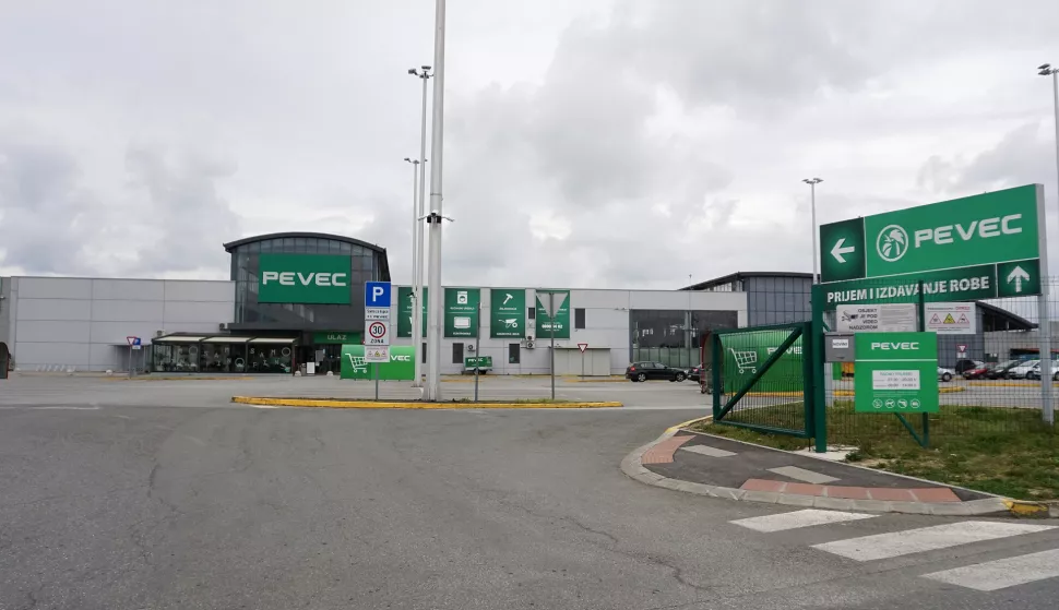 Osijek.22.03.2020. Zbog pojavljivanja Korona virusa u Osijeku,stozar civilne zastite apelira na sto manje kretanje po ulicama.Na fotografiji: Unatoc obavjesti tvrtka Pevex radi on line dostavuFoto:Marko Mrkonjic