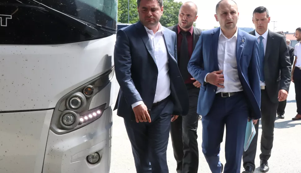 Osijek, 09.06.2020., - Župan Ivan Anu&scaron;ić sudjelovao je na sastanku koji je na temu održivosti javnog linijskog prijevoza i njegove važnosti za razvoj istočne Hrvatske održato u prostorijama Arrive na Autobusnom kolodvoru Osijek.Na sastanku su sudjelovali Generalni direktor Arrive za Hrvatsku Dražen Divjak, predsjednikUprave Panturist d.d. i Direktor APP d.d. Požega Sa&scaron;a Ilić, pomoćnik ministra mora, prometa iinfrastrukture Mario Madunić, načelnik sektora inspekcije sigurnosti cestovnog prometa icesta Franc Hajdinjak, pročelnica Upravnog odjela za gospodarstvo Osječko-baranjskežupanije Ivana Katavić-Milardović i župan Osječko-baranjske županije Ivan Anu&scaron;ić.poslije sastanka uslijedio je obilazak prve automatske ekolo&scaron;ke praonice autobusa u istočnom dijeluHrvatske. COVID-19, koronavirusFOTO: Željko &Scaron;epić