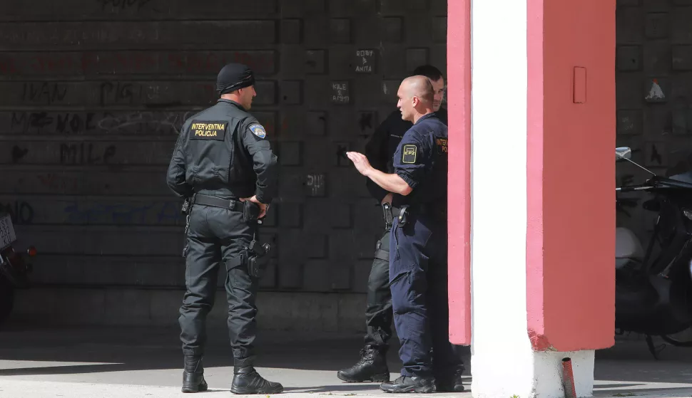 Osijek.09.06.2020. Akcija osjecke policije u kojoj je privedeno 9 osoba pod sumnjom na preprodaju drogeNa fotografiji: Policijski ocevid u crvenom neboderu na Trgu SlobodeFoto:Marko Mrkonjic