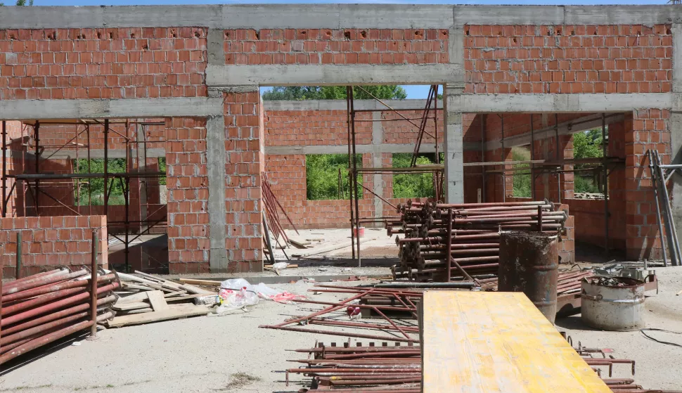 Osijek, 08.06.2020., - Građevina &scaron;portsko-rekreacijske namjene, pomoćna građevina i nadstre&scaron;nica u funkciji &scaron;porta "Pamaoas# gradi se na zapadnoj strani Streli&scaron;ta Pampas. COVID-19, koronavirus FOTO: Željko &Scaron;epić