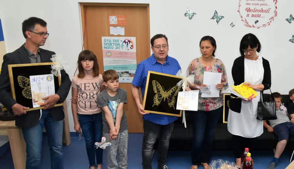 kultura...vukovar...12.06.2020.udruga vukovarski leptirici; uz producenta tihomir ivanetica i nekoliko izvodjaca s cd-a, vukovarskim leptiricima urucen humanitarni cd;foto Gordan Panić