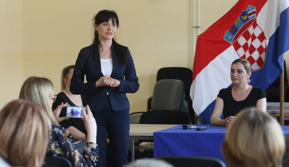 SARVA&Scaron;, 24. 06. 2020, Osječka 64, MO Sarva&scaron;, polaganje vijenaca u spomen na poginule hrvatske branitelje Sarva&scaron;a, te svečana sjednica Vijeća MO Sarva&scaron; u povodu Dana Mjesnog odbora. KORONA VIRUS, COVID-19.snimio GOJKO MITIĆ