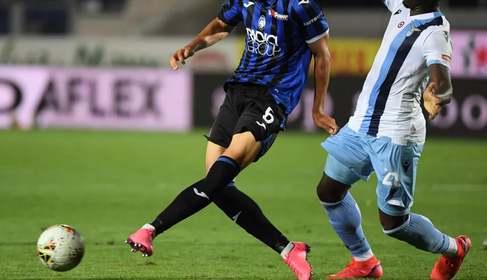 (SP)ITALY-BERGAMO-FOOTBALL-SERIE A (200625) -- BERGAMO, June 25, 2020 (Xinhua) -- Atalanta's Jose Palomino (L) passes the ball during a Serie A football match between Atalanta and Lazio in Bergamo, Italy, June 24, 2020. (Xinhua) Xinhua Photo: XINHUA/PIXSELL