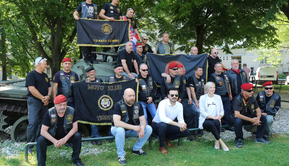 OSIJEK, 27. 06. 2020, TRPIRMIROVA ULICA, CRVENI FIĆO. MOTOTSURRETI. BIKERI ZAPALILI SVIJEĆE KOD CRVENOG FIĆE. ŽANA GAMO&Scaron; I DRAGAN VULIN. CORONA VIRUS, COVID-19.
snimio GOJKO MITIĆ