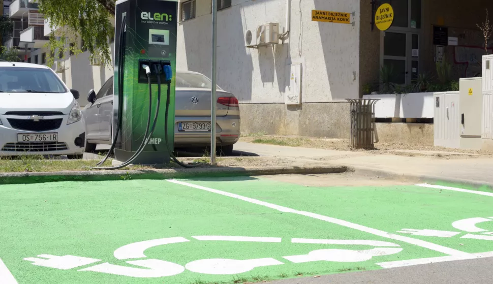 OSIJEK- 01.07.2020., Vijenac Paje Kolarića, HEP, ELEN, izvor električne energije, punionica električnih automobila, nedostaje dio povr&scaron;ine.Foto: Andrea Ilakovac