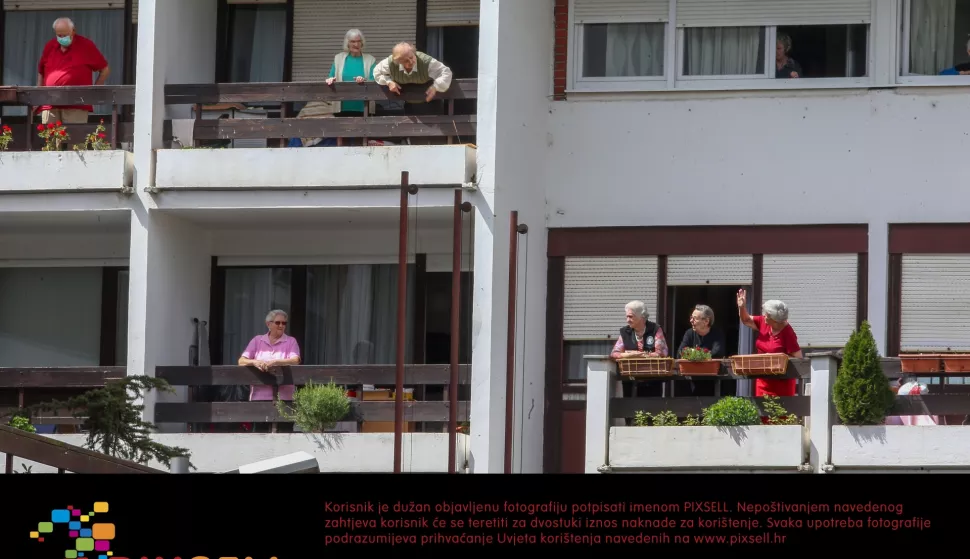 29.04.2020. Zagreb - Dom za starije i nemocne Sveta Ana obiljezio 13. svjetski dan plesa i Europski dan solidarnosti sa svojih balkona.Photo: Matija Habljak/PIXSELL